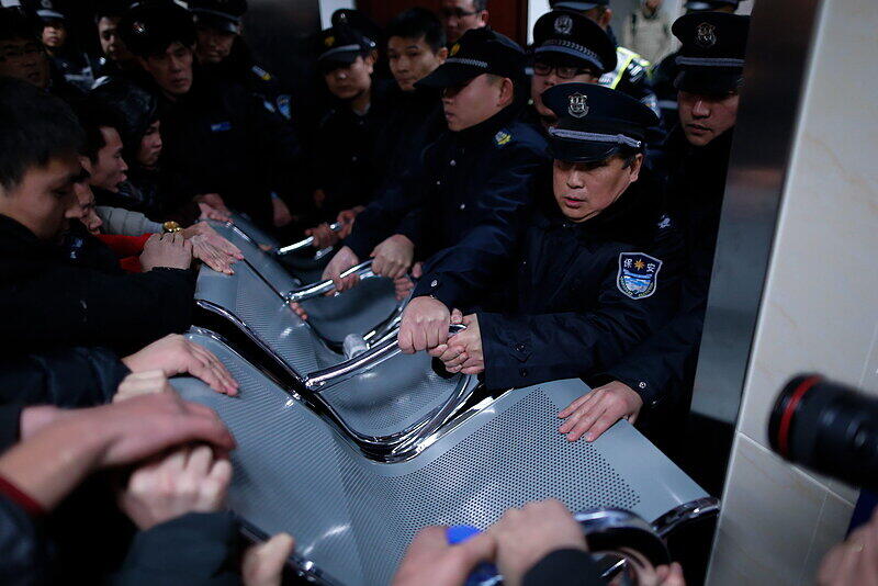 Ein Falschgeldregen löste in Shanghai eine Massenpanik mit 36 Toten aus.