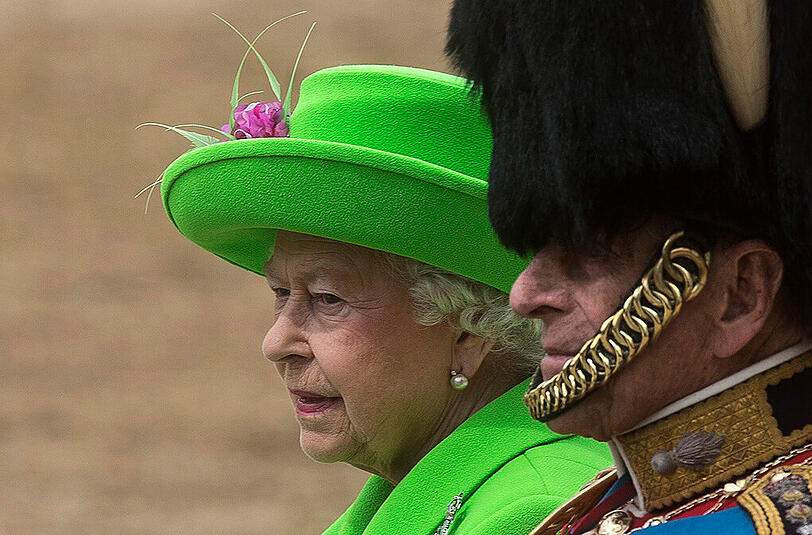 Mit einer farbenprächtigen Militärparade im Herzen Londons feiert Großbritannien den 90. Geburtstag von Königin Elizabeth II. Eine der Wachen verließen dabei die Kräfte - er kollabierte. Die Bilder...