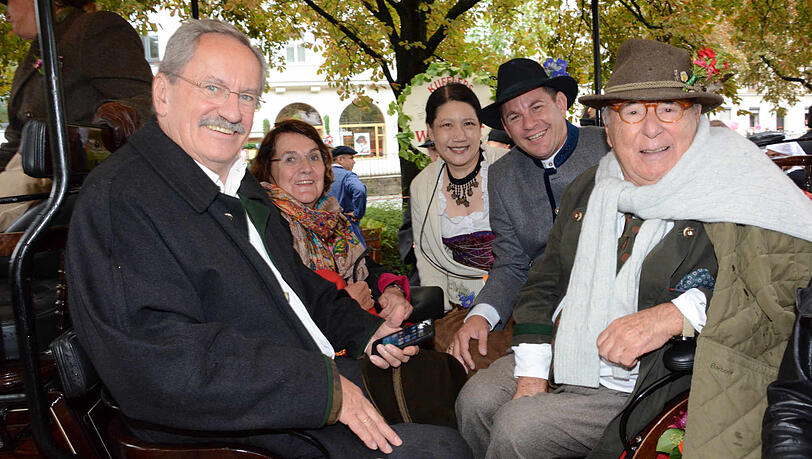 Roland Kuffler (r.) mit dem ehemaligen Münchner OB Christian Ude (l.) und dem Wiesbadener OB Sven Gerich. Roland Kuffler (r.) mit dem ehemaligen Münchner OB Christian Ude (l.) und dem Wiesbadener OB Sven Gerich.
