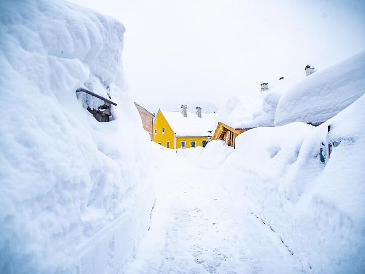 Der Schnee türmt sich zu beiden Seiten einer Gasse in der niederösterreichen Stadt Mariazell.