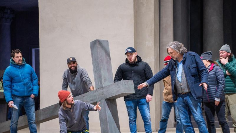 Spielleiter Christian Stückl (3.v.r.) im Gespräch mit Jesus-Darsteller Frederik Mayet. Spielleiter Christian Stückl (3.v.r.) im Gespräch mit Jesus-Darsteller Frederik Mayet.