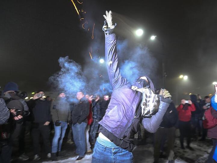 Ein Demonstrant wirft eine Rauchgranate während einer Demonstration vor der russischen Botschaft in Kiew. Der Konflikt zwischen Russland und der Ukraine droht erneut zu eskalieren.