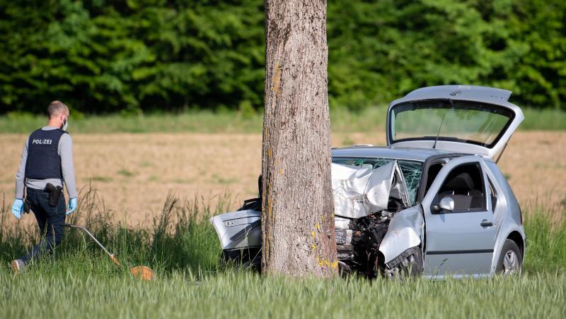 Ein Polizist geht auf ein zerstörtes Auto an einer Unfallstelle zu. Foto: Sven Hoppe/dpa Ein Polizist geht auf ein zerstörtes Auto an einer Unfallstelle zu. Foto: Sven Hoppe/dpa