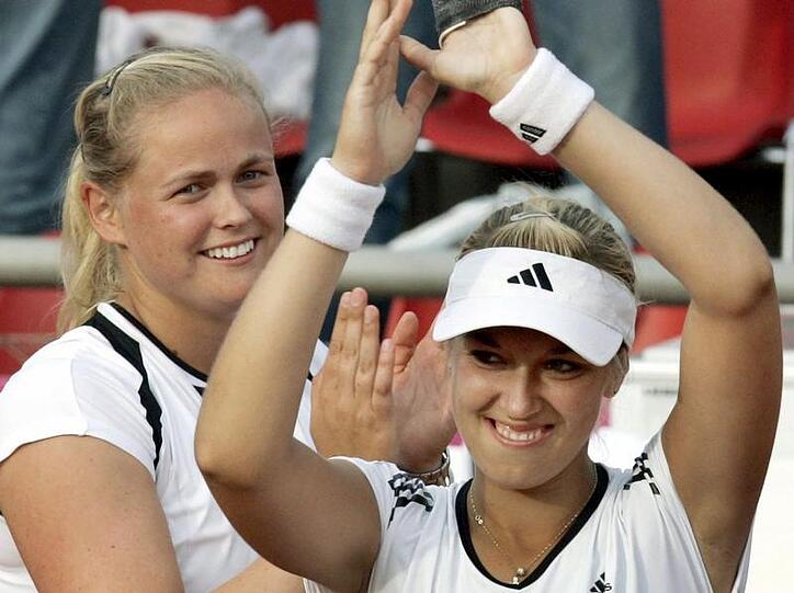Anna-Lena Groenefeld (l) und Sabine Lisicki feiern nach dem entscheidenden Sieg.