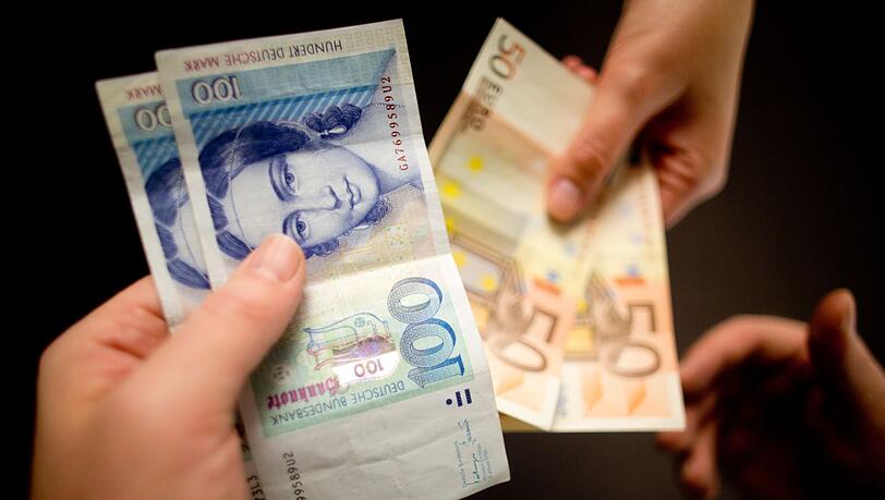 Zufallsfund oder aus Nostalgie über Jahre aufbewahrt: Jahr für Jahr tauschen Menschen Millionensummen alter D-Mark-Bestände bei der Bundesbank in Euro um. (Symbolbild) Zufallsfund oder aus Nostalgie über Jahre aufbewahrt: Jahr für Jahr tauschen Menschen Millionensummen alter D-Mark-Bestände bei der Bundesbank in Euro um. (Symbolbild)