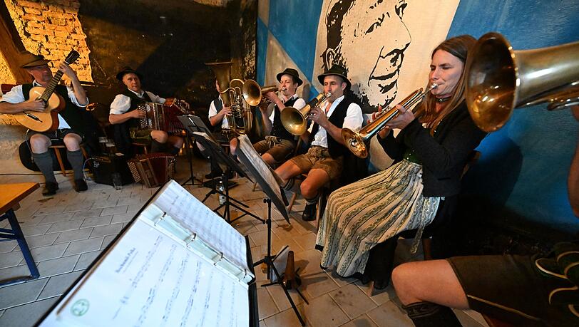 Die Schwaiger Brauchtumspfleger reisen zum Aufstellen des Baumes nach Rom.