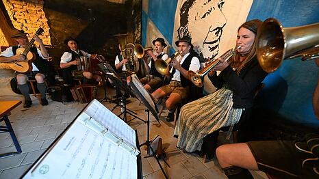 Die Schwaiger Brauchtumspfleger reisen zum Aufstellen des Baumes nach Rom.