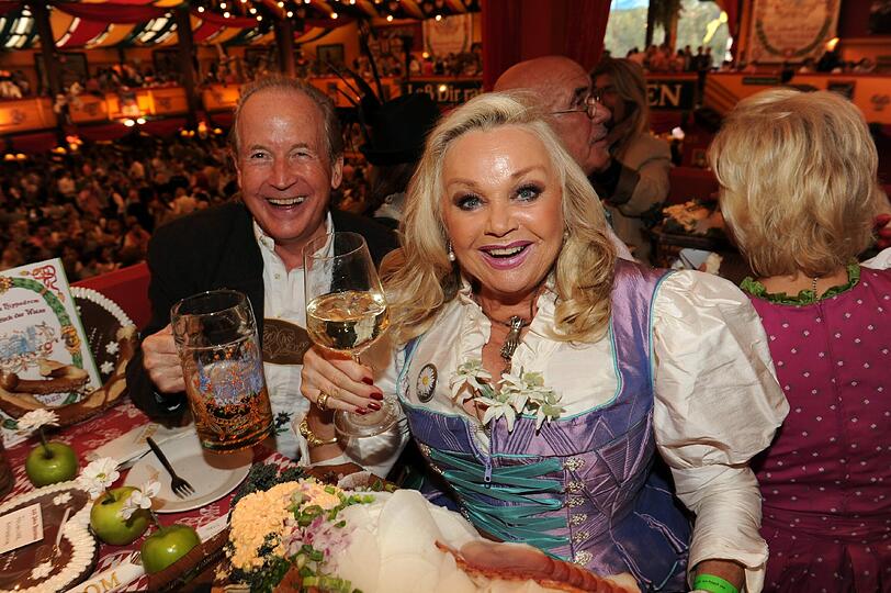 Zünftig, zünftig. Der österreichische Moderator Max Schautzer und seine Frau Gundel.