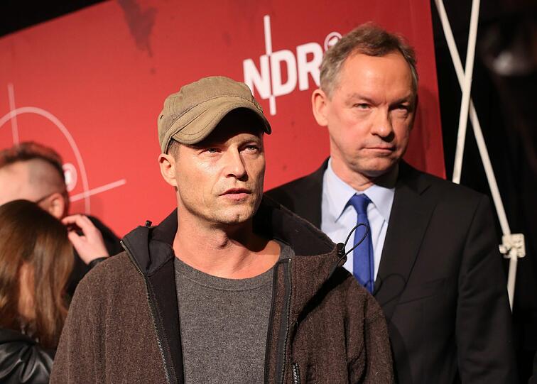 Schauspieler Til Schweiger und NDR-Intendant Lutz Marmor (r) gehen über den roten Teppich zur Kino-Premiere des Hamburg-"Tatort" im Passage-Kino in der Innenstadt von Hamburg.
