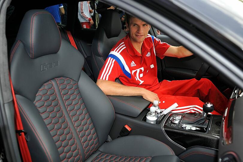 Die Bayern-Stars mit ihren neuen Dienstwagen.