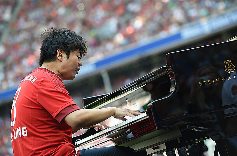 Star-Pianist Lang Lang spielt nicht nur vor großem Publikum (hier in der Allianz Arena 2015), sondern auch im ganz normalen Konzertsaal.