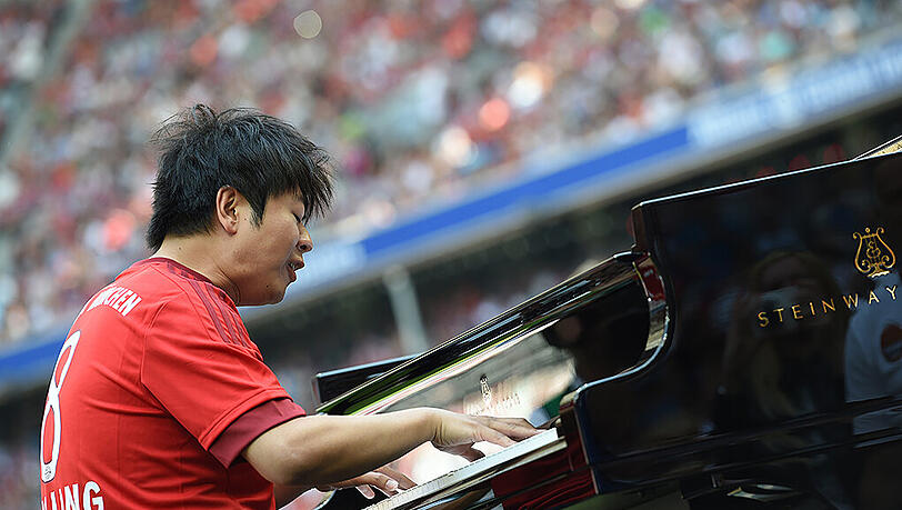 Star-Pianist Lang Lang spielt nicht nur vor großem Publikum (hier in der Allianz Arena 2015), sondern auch im ganz normalen Konzertsaal. Star-Pianist Lang Lang spielt nicht nur vor großem Publikum (hier in der Allianz Arena 2015), sondern auch im ganz normalen Konzertsaal.