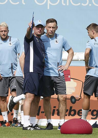 Und schon gibt's von Trainer Runjaic erste Instruktionen für den neuen Angreifer.