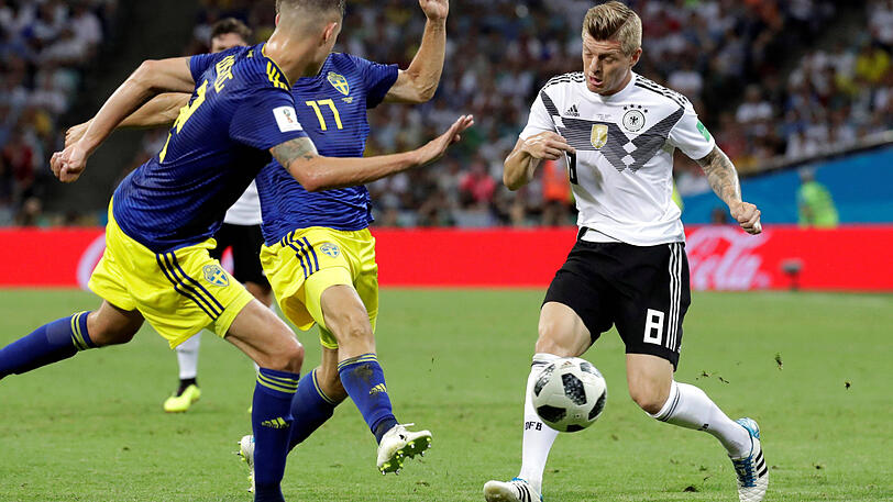 Toni Kroos: Note 2 (eigentlich 5). Mr. Wahnsinn! Drehte in der Nachspielzeit einen Freistoß direkt rein. Der Ballverteiler, Dreh- und Angelpunkt der deutschen Angriffe, ansonsten schwach. Ganz schlimmer Fehler, spielte Berg den Ball im Aufbau unbedrängt in den Fuß &ndash; die Strafe: Konter zum 0:1.