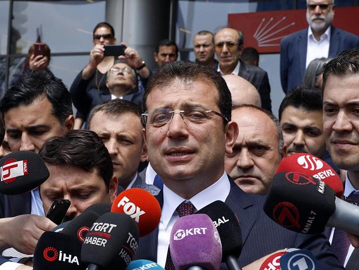 Wahlsieger Ekrem Imamoglu spricht zu Medienvertretern.