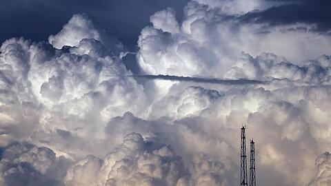 Wolken türmen sich über den Fahrgeschäften des Freizeitparks "Skylinepark" auf. Foto: Karl-Josef Hildenbrand/dpa/Archivbild