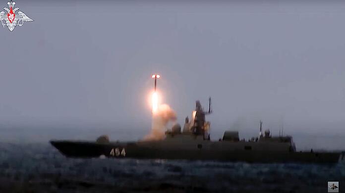 Ein "Zirkon"-Marschflugkörper wird von einer Fregatte der russischen Marine während einer militärischen Übung gestartet (Archivbild).