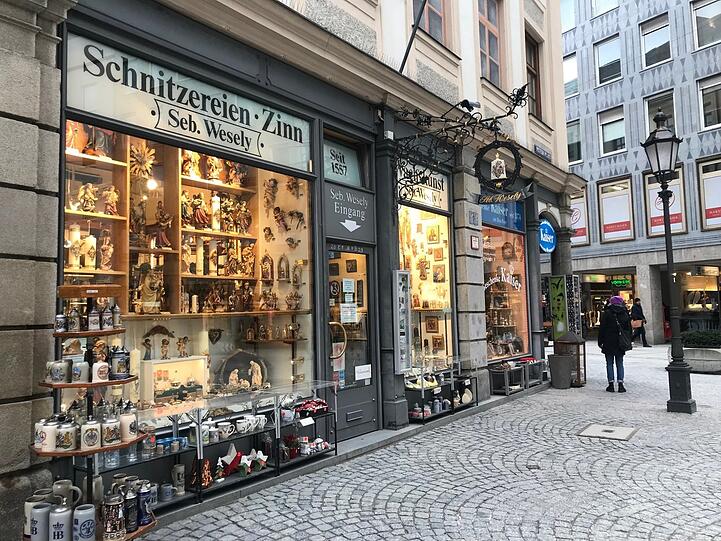 Ins Geschäft steigt Stiefsohn Michael Brunner 1996 ein, seit 2016 führt er es allein. Äußerlich verändert hat sich in all den Jahrzehnten nichts.