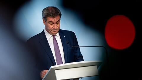 Markus Söder (CSU) , Ministerpräsident von Bayern, gibt eine kurzfristig anberaumte Pressekonferenz.