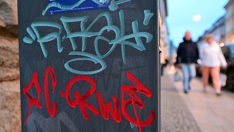 Ein Parkscheinautomat ist mit Graffiti bemalt.