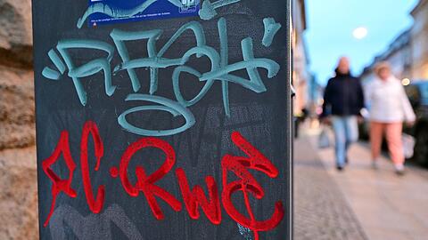 Ein Parkscheinautomat ist mit Graffiti bemalt.