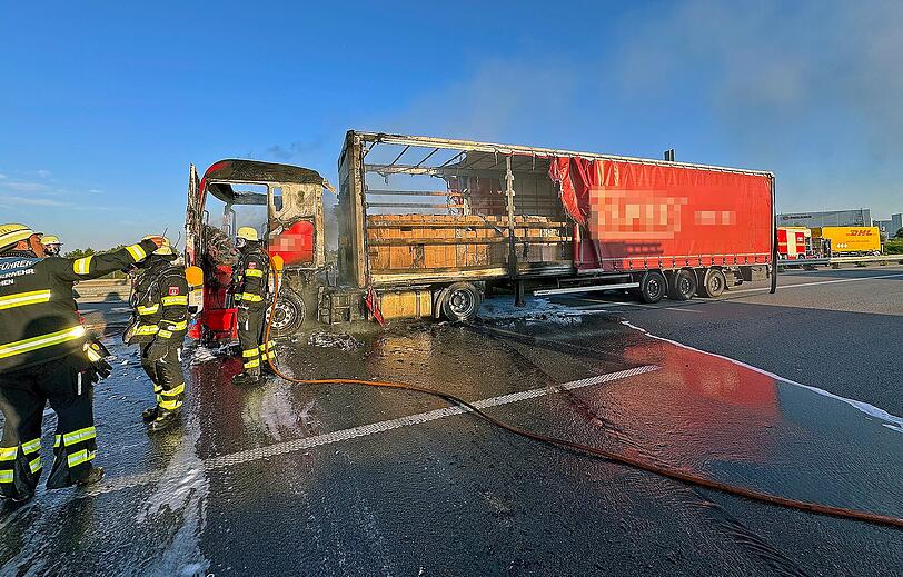 Die ersten Einsatzkräfte bereiteten neben dem Schnellangriff auch gleich ein Mittelschaumrohr zur weiteren Brandbekämpfung vor. Zusätzliche Kräfte übernahmen das Schaumrohr und setzten ein weiteres Löschrohr ein.