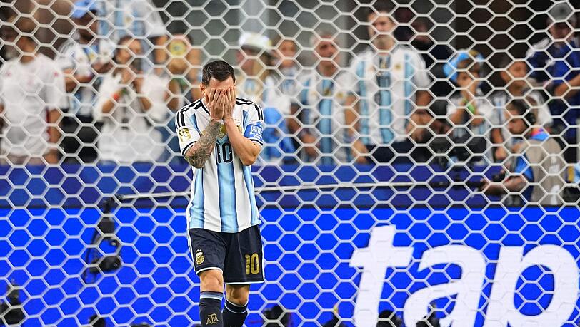 Lionel Messi kann es selbst kaum glauben: Er hat gegen Österreich einen Elfmeter verschossen. Lionel Messi kann es selbst kaum glauben: Er hat gegen Österreich einen Elfmeter verschossen.