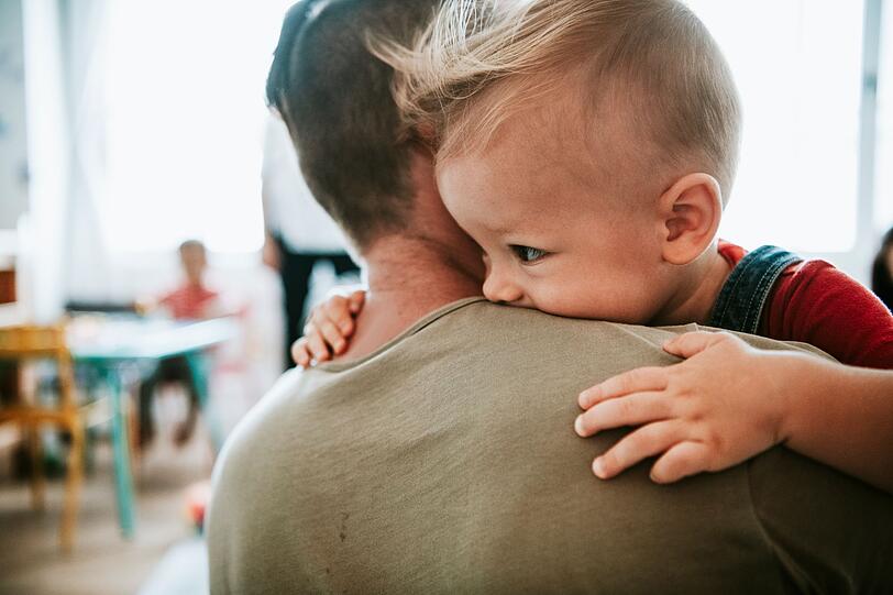 Planen Sie genug Zeit f&uuml;r die Eingew&ouml;hnung ein - diese darf niemals unter Zeitdruck erfolgen. Ihr Kind sollte das Tempo vorgeben und nicht Ihr bevorstehender erster Arbeitstag. Sprechen Sie vor dem Ende Ihrer Elternzeit ausf&uuml;hrlich mit Ihrem oder Ihrer Vorgesetzten und erkl&auml;ren Sie den Ablauf einer Eingew&ouml;hnung.