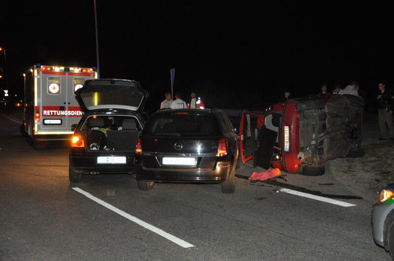 Beim Einfahren in die Kreuzung missachtete ein Fahrer die Vorfahrtsregeln. Sein Auto wurde von zwei weiteren gerammt und durch die Luft geschleudert.