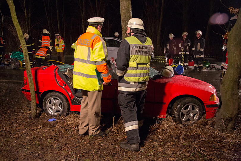 Wendemanöver mit schlimmen Folgen: Ein Auto auf der B20 bei Freilassing bemerkt zu spät, dass der BMW vor ihm wenden will. Es kommt zum Crash; der BMW-Fahrer wird schwer verletzt.