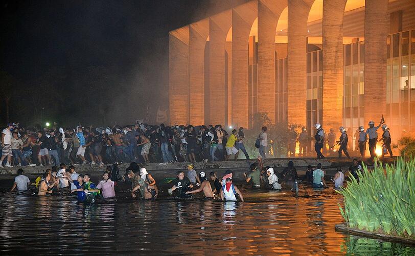 Knapp ein Jahr vor der Fußball-WM in Brasilien erlebt das Land einen ungeahnten Sturm des Protestes.