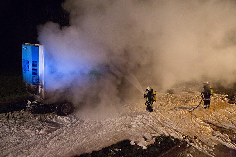 Die Feuerwehr musste einen brennenden Fleischanhänger mit Schaum löschen. Hier die Bilder vom Brand.