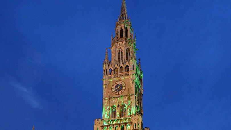 Am St. Patrick's Day leuchtete das Neue Rathaus am Marienplatz in Grün. Am St. Patrick's Day leuchtete das Neue Rathaus am Marienplatz in Grün.