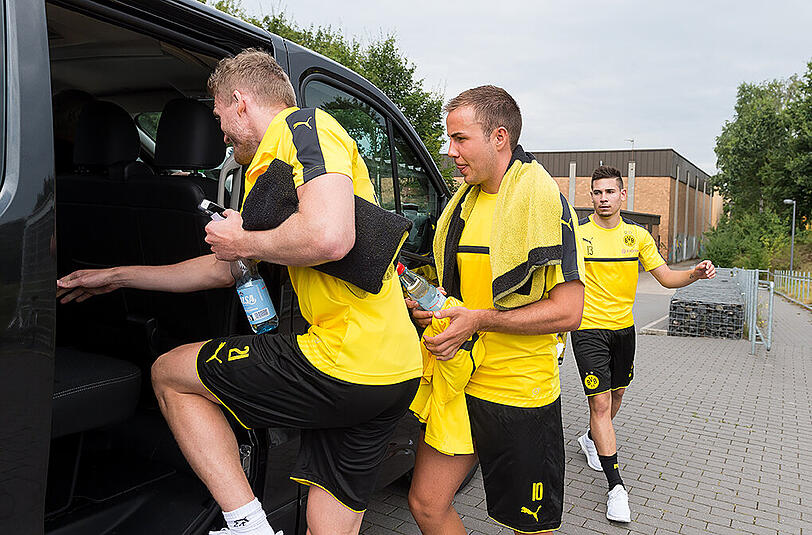 André Schürrle, Mario Götze und Raphael Guerreiro kommen am Montag vom Leistungstest in Bochum.