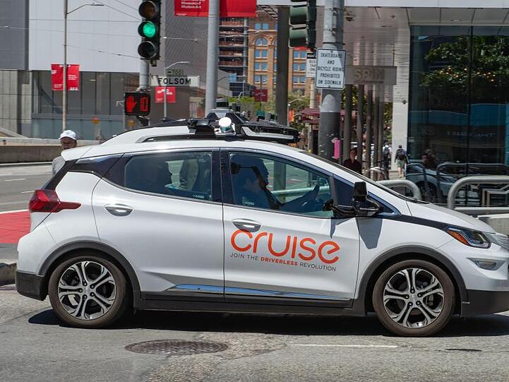 Ein selbstfahrendes Auto der General-Motors-Tochterfirma Cruise ist im Straßenverkehr unterwegs.