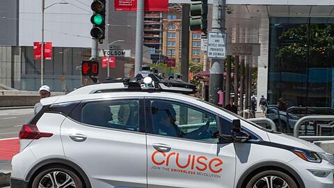 Ein selbstfahrendes Auto der General-Motors-Tochterfirma Cruise ist im Straßenverkehr unterwegs.