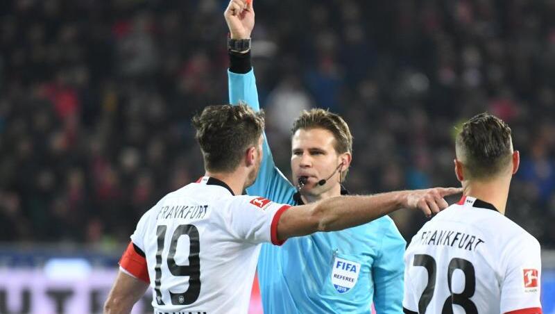 Eintracht Frankfurt muss einige Wochen auf David Abraham verzichten. Eintracht Frankfurt muss einige Wochen auf David Abraham verzichten.
