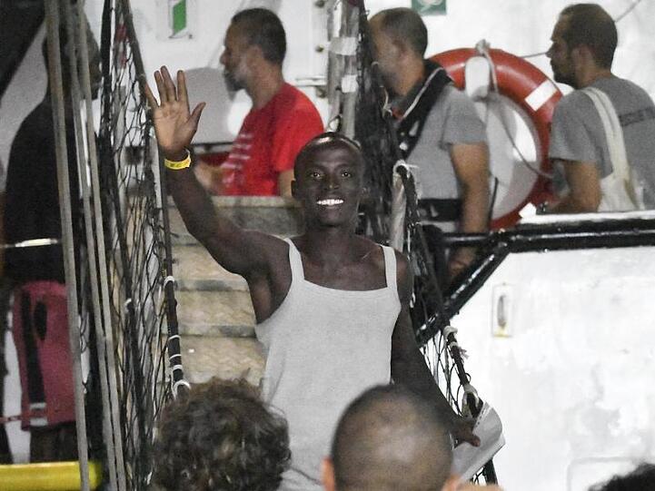 Die Migranten gehen im Hafen von Lampedusa von Bord der "Open Arms".