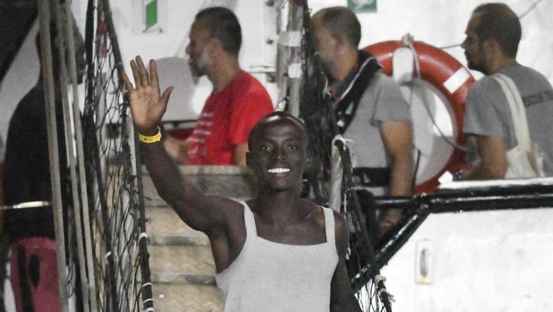 Die Migranten gehen im Hafen von Lampedusa von Bord der "Open Arms". Die Migranten gehen im Hafen von Lampedusa von Bord der "Open Arms".