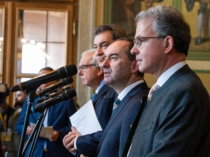 Thomas Kreuzer (l-r), Markus Söder (CSU), Hubert Aiwanger, und Florian Streibl, stehen für ein Foto zusammen. Foto: Lino Mirgeler/dpa/Archiv