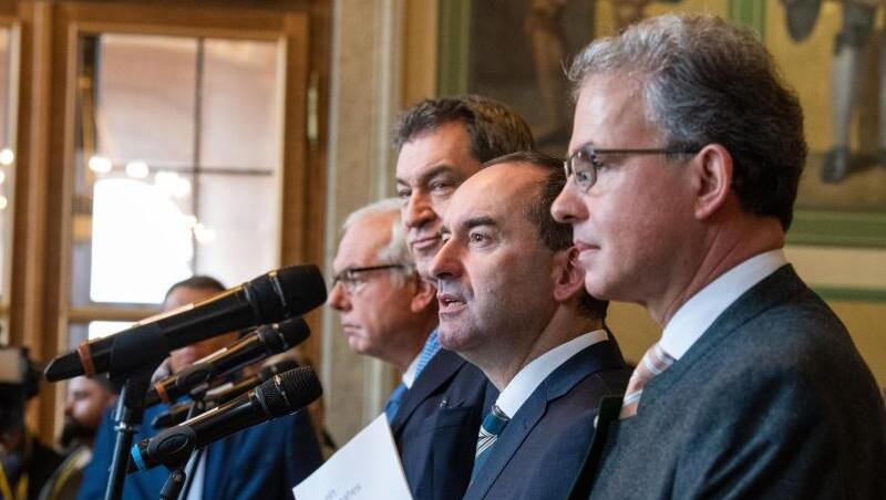 Thomas Kreuzer (l-r), Markus Söder (CSU), Hubert Aiwanger, und Florian Streibl, stehen für ein Foto zusammen. Foto: Lino Mirgeler/dpa/Archiv Thomas Kreuzer (l-r), Markus Söder (CSU), Hubert Aiwanger, und Florian Streibl, stehen für ein Foto zusammen. Foto: Lino Mirgeler/dpa/Archiv