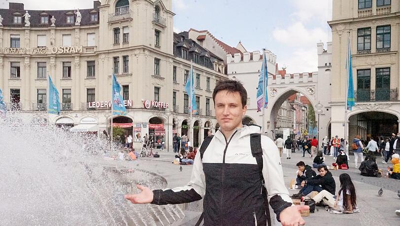 Michael Berg am Stachus. "Ich liebe hier das internationale Flair", sagt er. Außerdem erinnere ihn der Platz an St. Petersburg. Michael Berg am Stachus. "Ich liebe hier das internationale Flair", sagt er. Außerdem erinnere ihn der Platz an St. Petersburg.