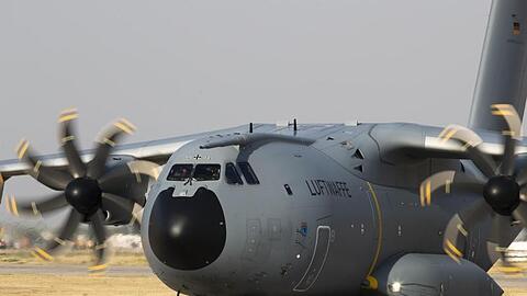 Ein Evakuierungsflugzeug der Bundeswehr aus Kabul erreicht den Flughafen im usbekischen Taschkent.