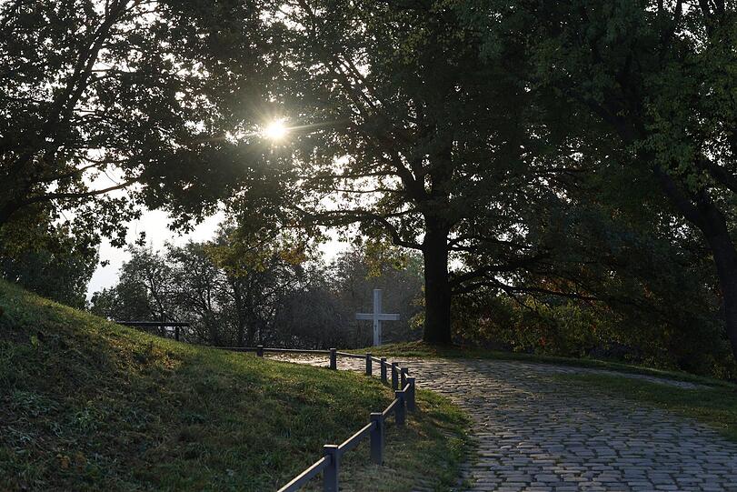 Ein Kreuz, aber nicht am Gipfel des Olympiabergs.