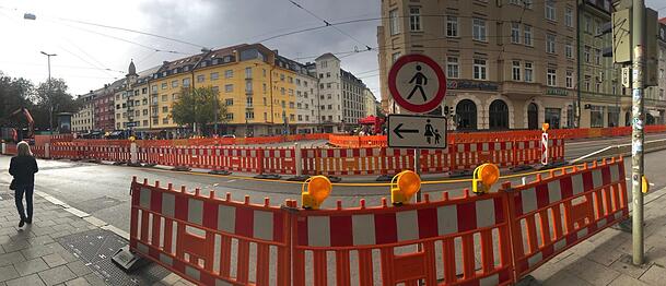 Ohne Ankündigung für die meisten Anwohner stehen am Montag, 9. Oktober, plötzlich rund um den Kurfürstenplatz orange Bauzäune. An den Tramhaltestellen fährt nichts mehr. Ein Ärgernis für viele Schwabingerinnen und Schwabinger. Ohne Ankündigung für die meisten Anwohner stehen am Montag, 9. Oktober, plötzlich rund um den Kurfürstenplatz orange Bauzäune. An den Tramhaltestellen fährt nichts mehr. Ein Ärgernis für viele Schwabingerinnen und Schwabinger.