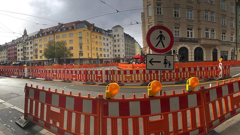 Ohne Ankündigung für die meisten Anwohner stehen am Montag, 9. Oktober, plötzlich rund um den Kurfürstenplatz orange Bauzäune. An den Tramhaltestellen fährt nichts mehr. Ein Ärgernis für viele Schwabingerinnen und Schwabinger. Ohne Ankündigung für die meisten Anwohner stehen am Montag, 9. Oktober, plötzlich rund um den Kurfürstenplatz orange Bauzäune. An den Tramhaltestellen fährt nichts mehr. Ein Ärgernis für viele Schwabingerinnen und Schwabinger.