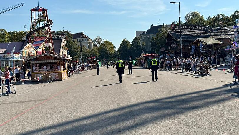 Auf der Theresienwiese warten einige Besucher bereits auf den Trachtenzug.