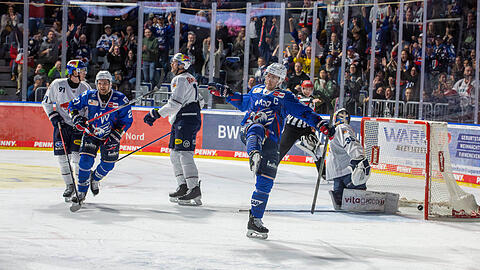 Mannheim jubelt gegen den EHC.