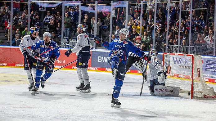 Mannheim jubelt gegen den EHC.