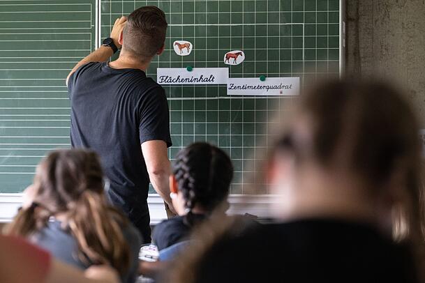 Werden Lehrer Opfer körperlicher Gewalt, so geht diese einer Umfrage zufolge fast ausschließlich von Schülerinnen und Schülern aus. (Symbolbild) Werden Lehrer Opfer körperlicher Gewalt, so geht diese einer Umfrage zufolge fast ausschließlich von Schülerinnen und Schülern aus. (Symbolbild)